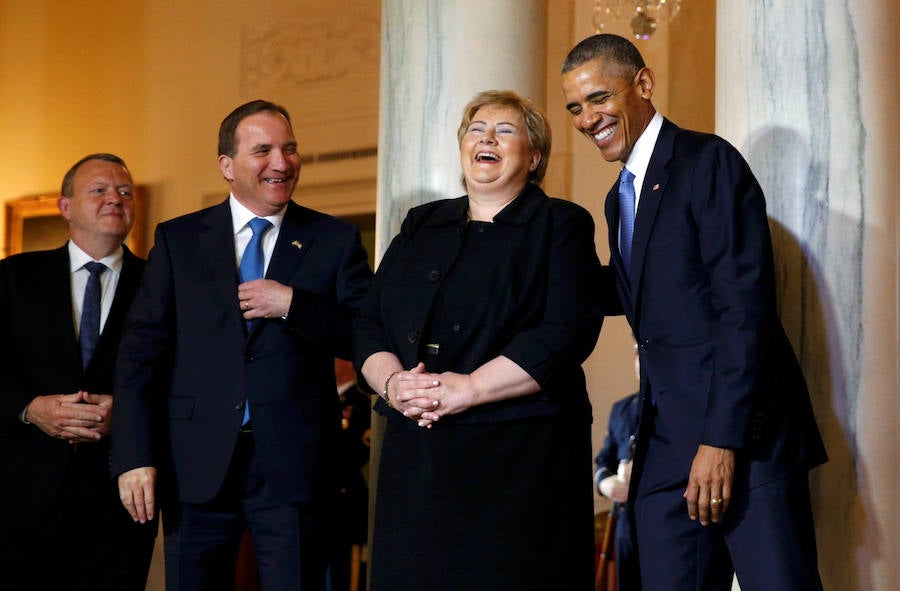 El presidente estadounidense Barack Obama se ríe con la primer ministro de Noruega Erma Solberg, el primer ministro sueco Stefan Löfven y el primer ministro de Dinamarca Lars Lokke Rasmussen, en la cumbre de la Casa Blanca en Washington.