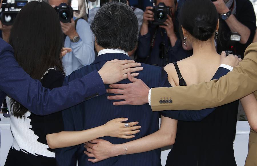 El director Park Chan-Wook (c), Kim Min-ji (d) y Kim Tae-ri posan durante una sesión fotográfica para la película 'The Handmaiden' en el 69º Festival de Cine de Cannes.