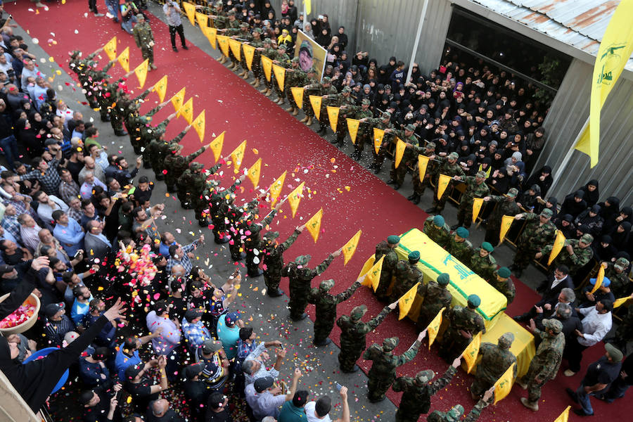 Lanzan pétalos de rosa cerca del ataúd del máximo comandante de Hezbolá Mustafa Badreddine, que murió en un ataque en Siria, durante su funeral en los suburbios del sur de Beirut, (Líbano).