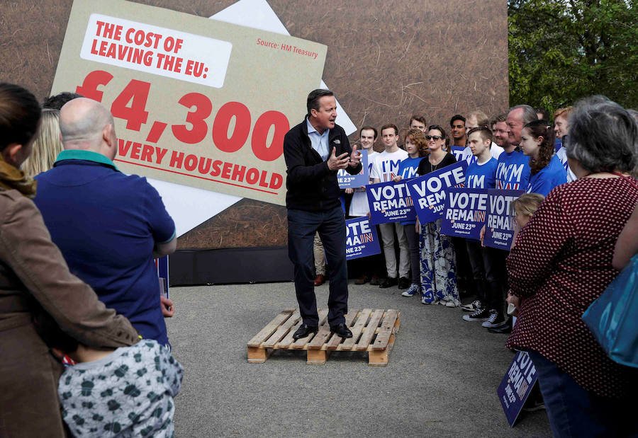 El primer ministro británico, David Cameron, habla en un acto de campaña en una escuela en Witney, el sur de Inglaterra.