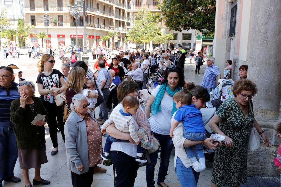 Fotos del Besamanos a la Virgen de los Desamparados (3)