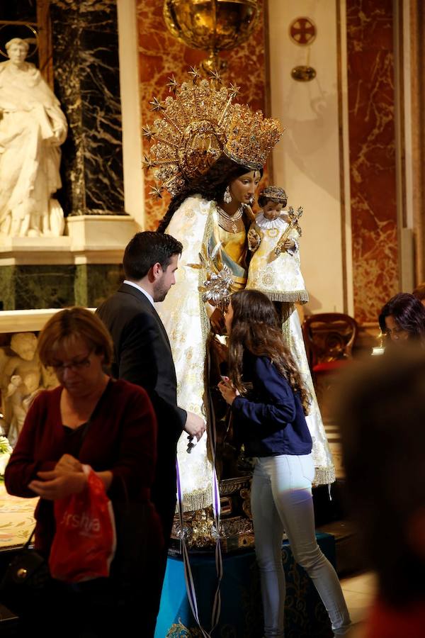 Fotos del Besamanos a la Virgen de los Desamparados (3)