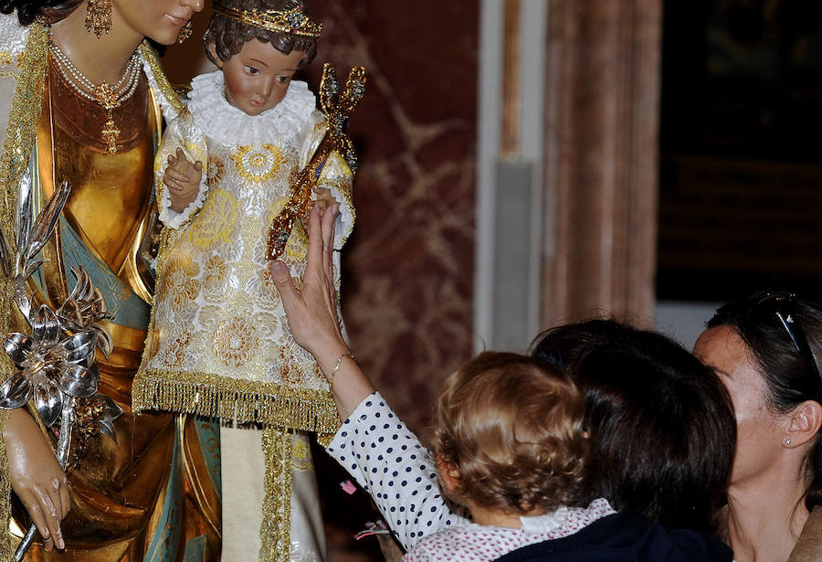 Fotos del Besamanos a la Virgen de los Desamparados (2)