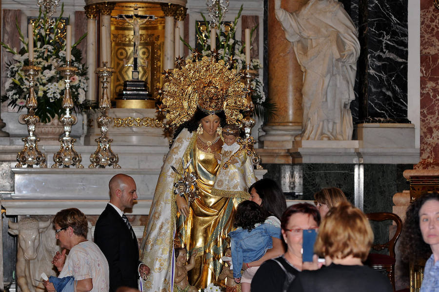 Fotos del Besamanos a la Virgen de los Desamparados (2)