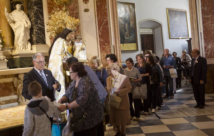 Fotos del Besamanos a la Virgen de los Desamparados (2)