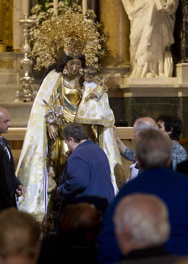 Fotos del Besamanos a la Virgen de los Desamparados (2)