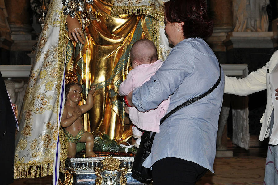 Fotos del Besamanos a la Virgen de los Desamparados