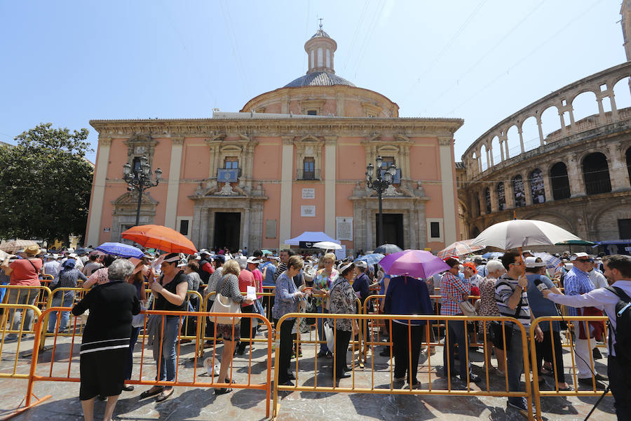 Fotos del Besamanos a la Virgen de los Desamparados