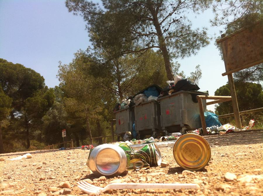 La basura se amontona en Calderona