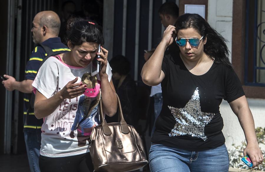 Familiares y allegados de los pasajeros del avión siniestrado llegan al aeropuerto de El Cairo.