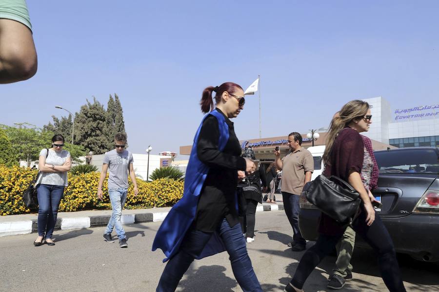 Familiares y allegados de los pasajeros del avión siniestrado llegan al aeropuerto de El Cairo.