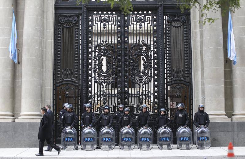 Policía custodia las puertas de la Cancillería argentina durante una protesta a favor de Rousseff y contra la visita del ministro de Exteriores de Brasil, José Serra