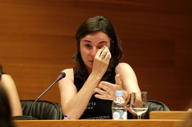 La portavoz de la Asociación Victimas del Metro, Beatriz Garrote, durante su intervención en la comisión de Les Corts Valencianes sobre el accidente