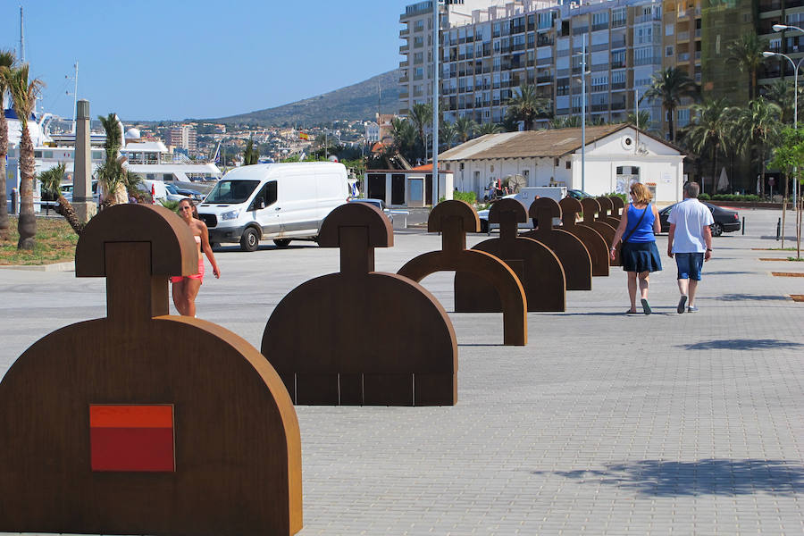 Fotos de las doce meninas expuestas en el puerto de Dénia
