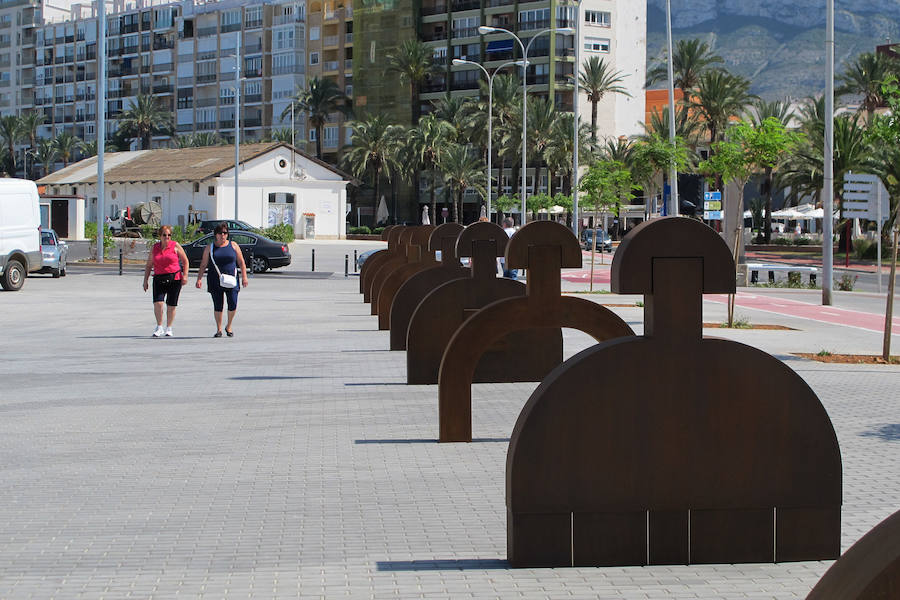 Fotos de las doce meninas expuestas en el puerto de Dénia