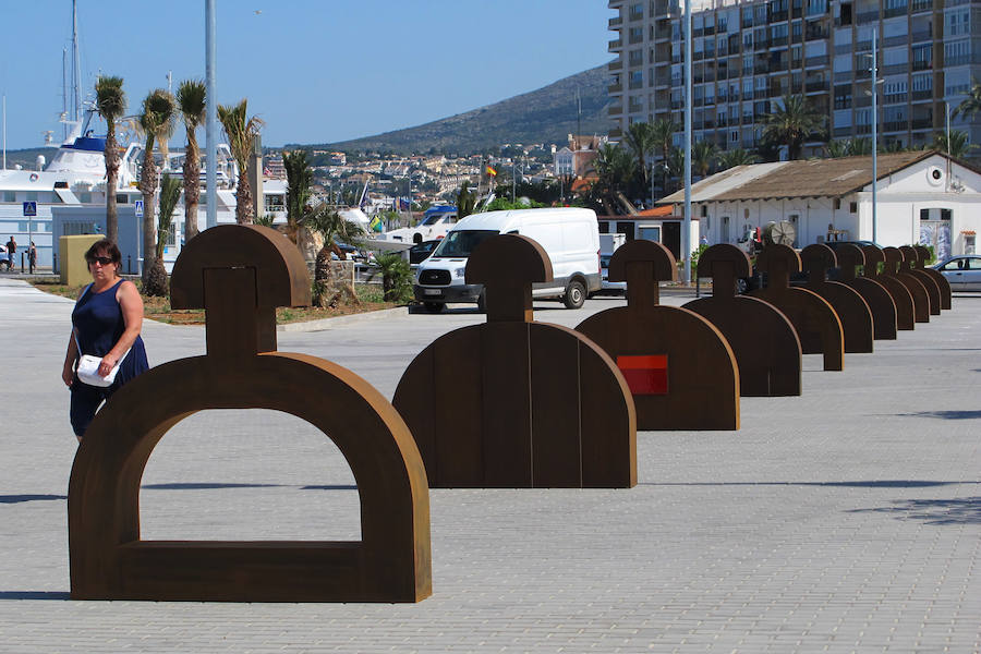 Fotos de las doce meninas expuestas en el puerto de Dénia