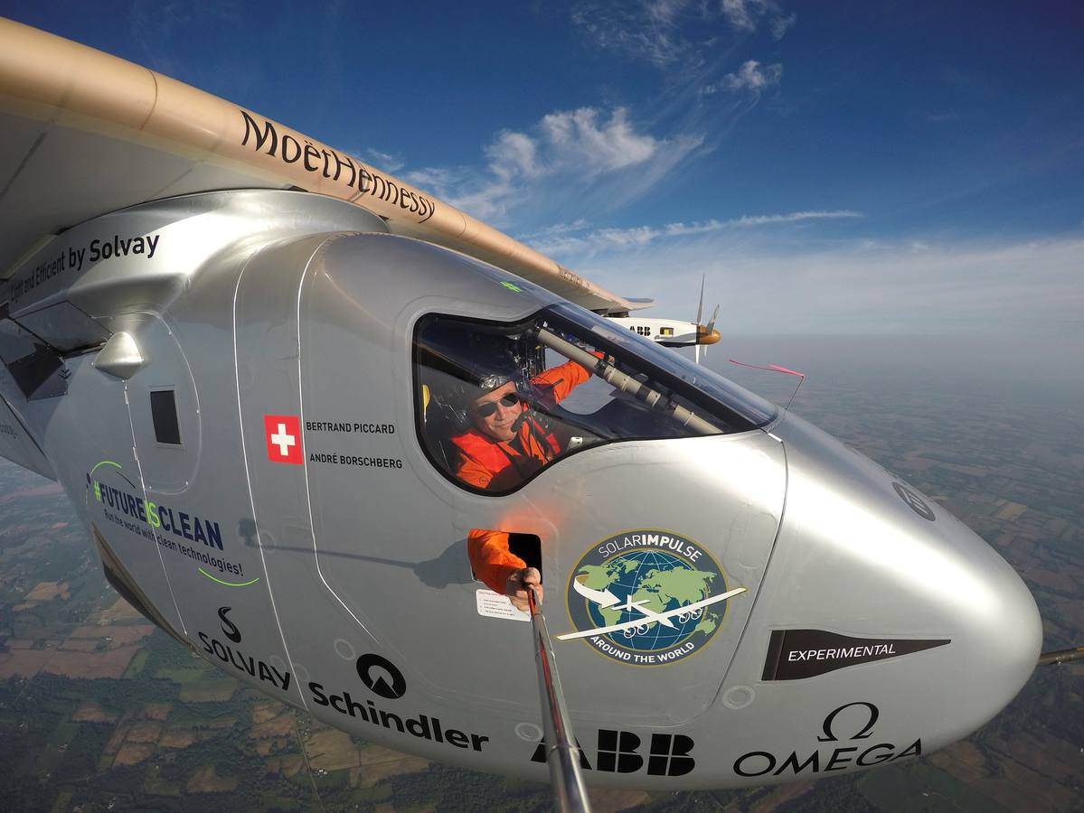 Bertrand Piccard se hace un selfi pilotando el Solar Impulse 2 en su intento de dar la vuelta al mundo en un vuelo sin usar derivados del petróleo.