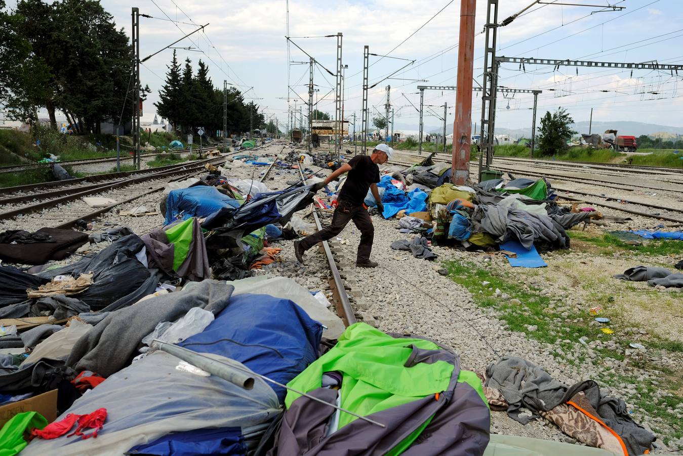 Enseres abandonados tras el desalojo del campo de refugiados de Idomeni, en la frontera grecoomacedonia.