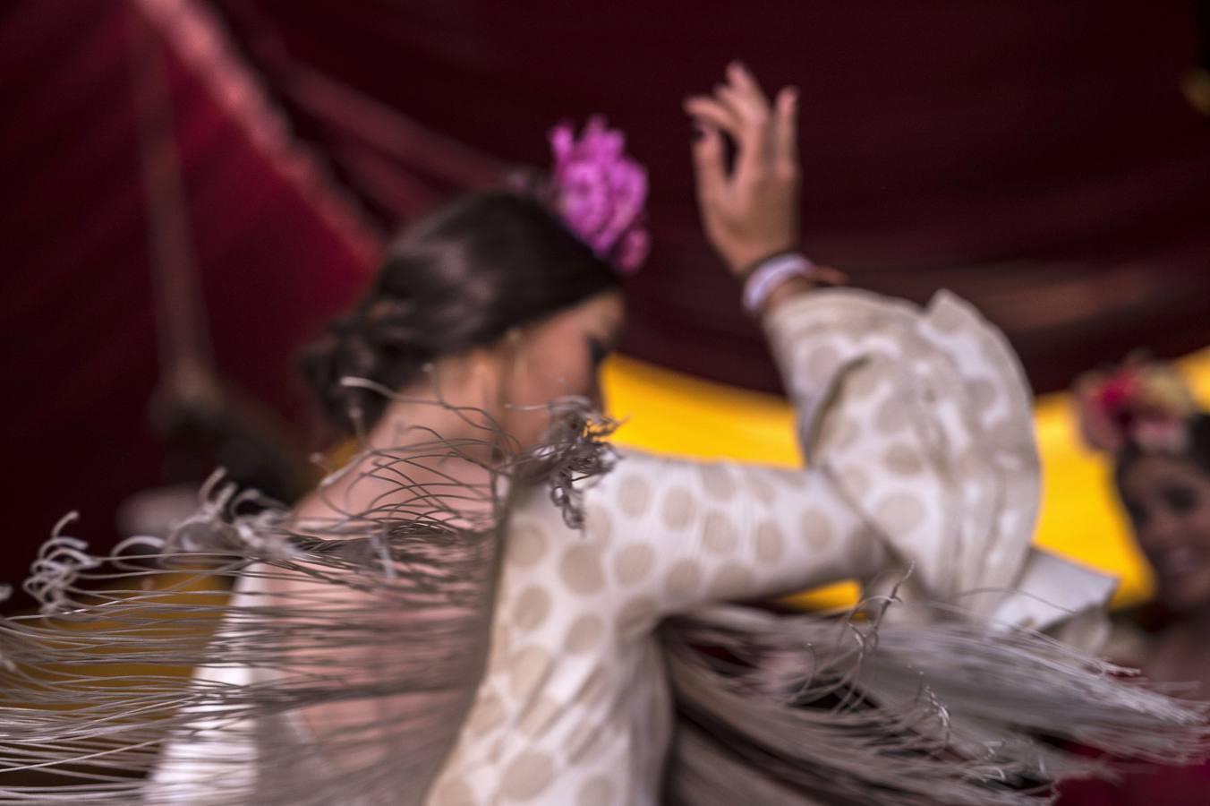 Una joven vestida de flamenca baila hoy durante la Feria de Córdoba.