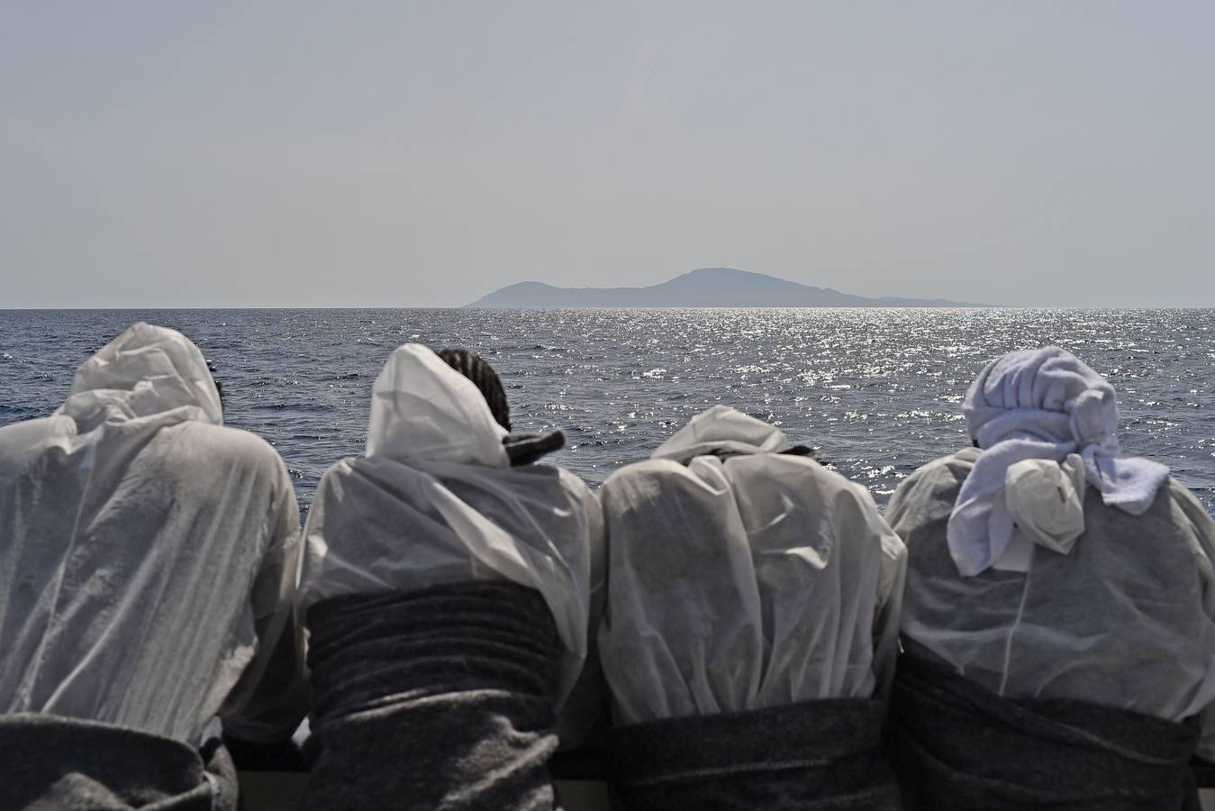 Inmigrantes rescatados por el 'Aquarius' cerca de la costa libia.