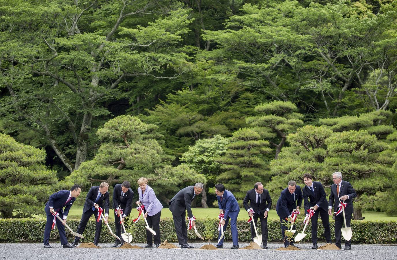 De izq a der: el Gobernador de la prefectura de Mie Suzuki Eikei, el presidente del Consejo Europeo Donald Tusk, el primer ministro italiano Matteo Renzi, la canciller alemana Angela Merkel, el presidente estadounidense Barack Obama, el primer ministro japonés Shinzo Abe, el presidente francés Francois Hollande, el primer ministro británico David Cameron, el primer ministro canadiense Justin Trudeau y el presidente de la Comisión Europea Jean-Claude Junker participan en una ceremonia de plantación de árboles en el gran santuario de Ise en Ise, Mie (Japón) hoy, jueves 26 de Mayo de 2016. Los líderes del G7 visitaron el santuario antes de la primera sesión de las reuniones en la cumbre del G-7, entre el 26 y 27 de mayo.