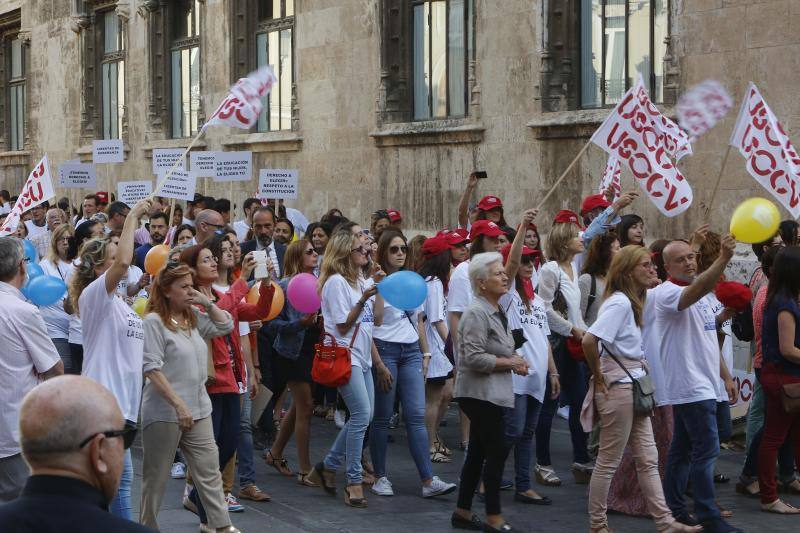 Una cadena humana en Valencia por la libertad educativa