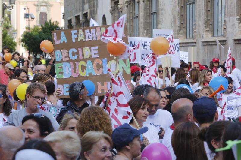 Una cadena humana en Valencia por la libertad educativa