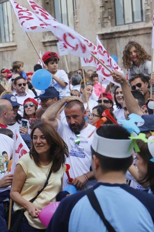 Una cadena humana en Valencia por la libertad educativa