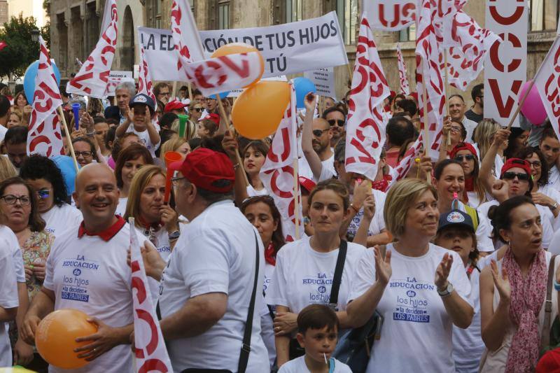 Una cadena humana en Valencia por la libertad educativa