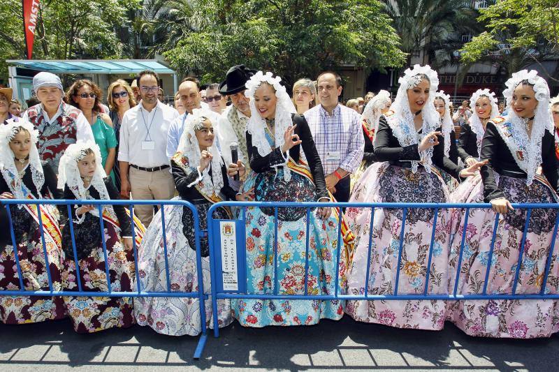 La primera mascletá de Hogueras hace retumbar Luceros