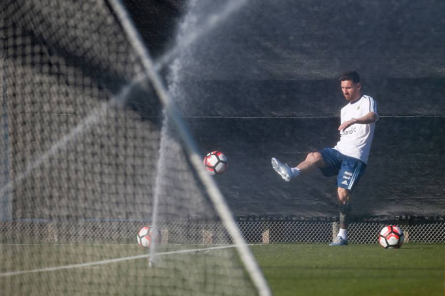 Lionel Messi durante una sesión de entrenamiento del equipo de fútbol nacional de la Argentina en la Universidad Estatal de San José.