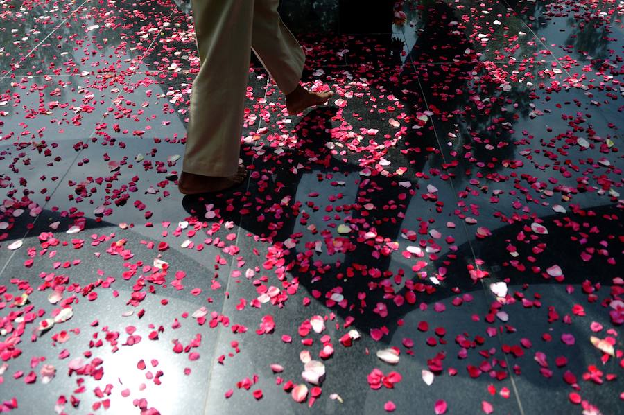 Un soldado de la Fuerza de Seguridad Fronteriza india (BSF) camina sobre pétalos de rosa después de una ceremonia de ofrenda floral en memoria de los fallecidos en el conflicto en la sede de la Federación en Srinagar.