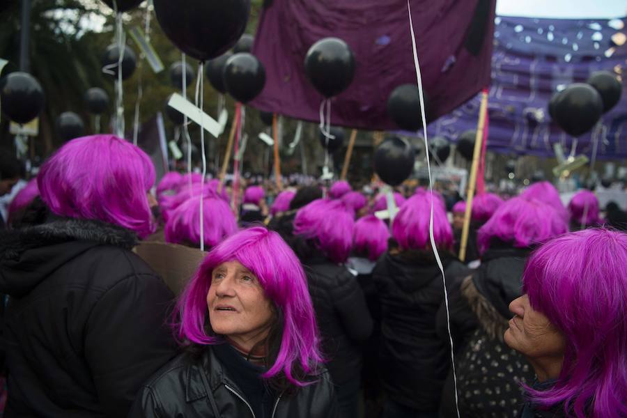 Mujeres toman la calle en la marcha 'Ni una menos (Ni uno menos)' en contra de los feminicidios en Buenos Aires.