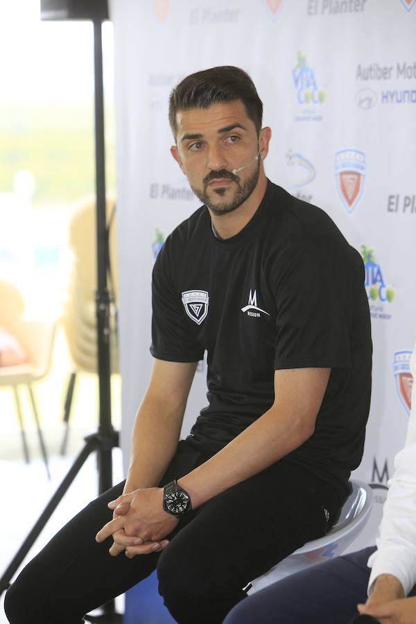 Fotos de David Villa durante la presentación de la DV7 Soccer Academy en Puçol