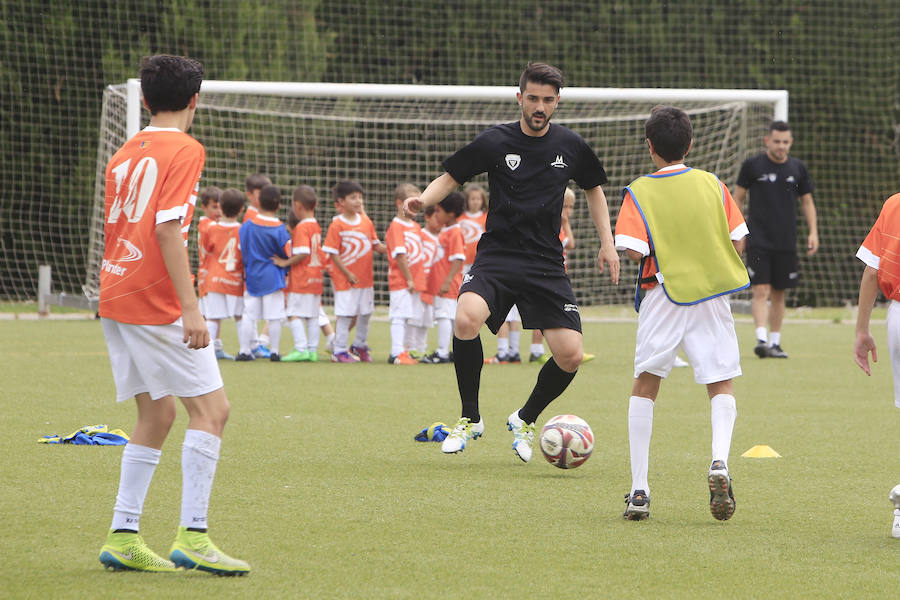 Fotos de David Villa durante la presentación de la DV7 Soccer Academy en Puçol