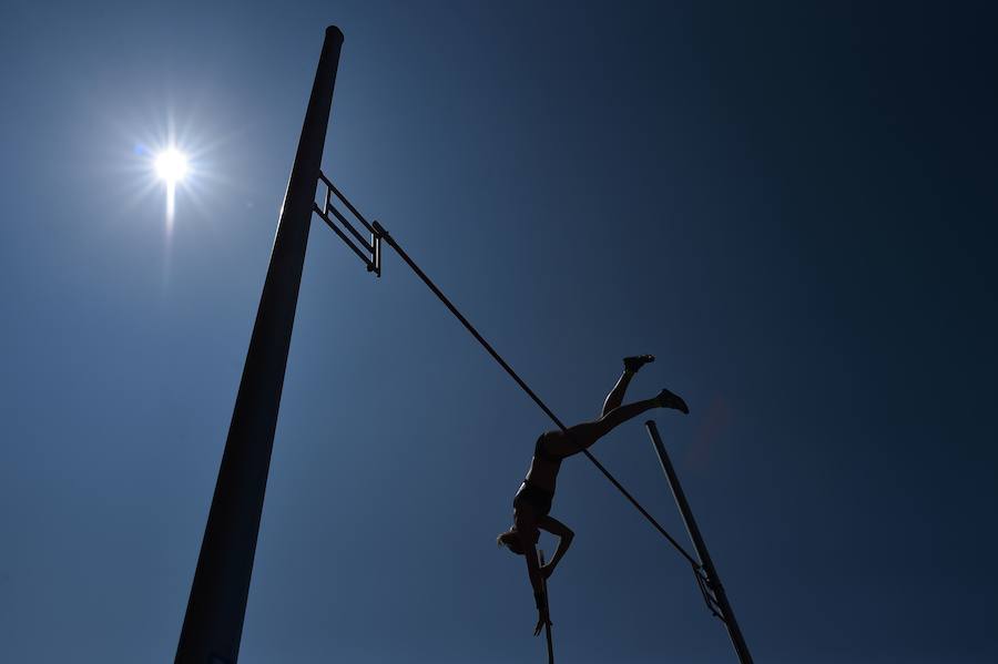 La atleta estadounidense Katie Nageotte compite en salto con pértiga durante la IAAF Diamond League series en el Alexander Stadium en Birmingham.