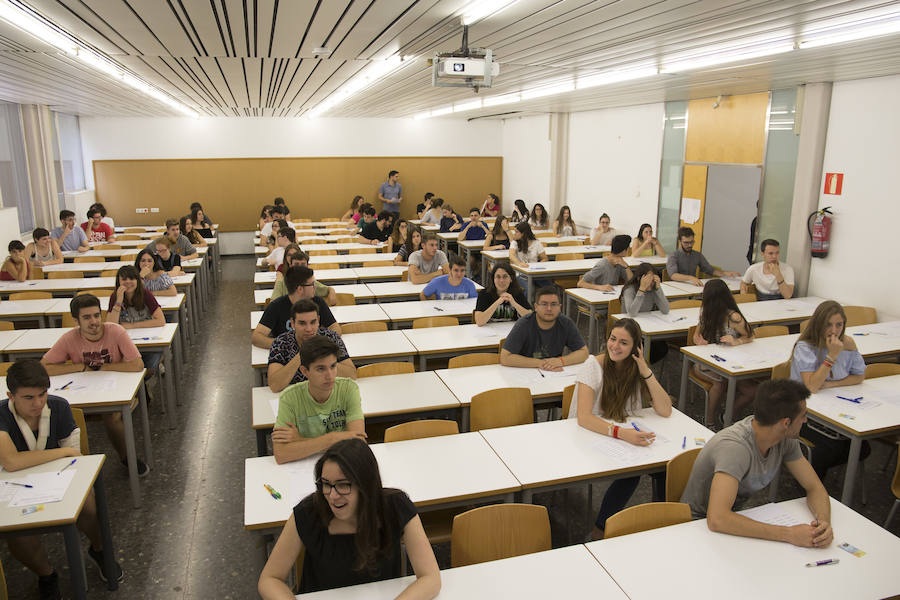 Fotos del inicio de las pruebas de acceso a la universidad en la Universitat Politècnica de València