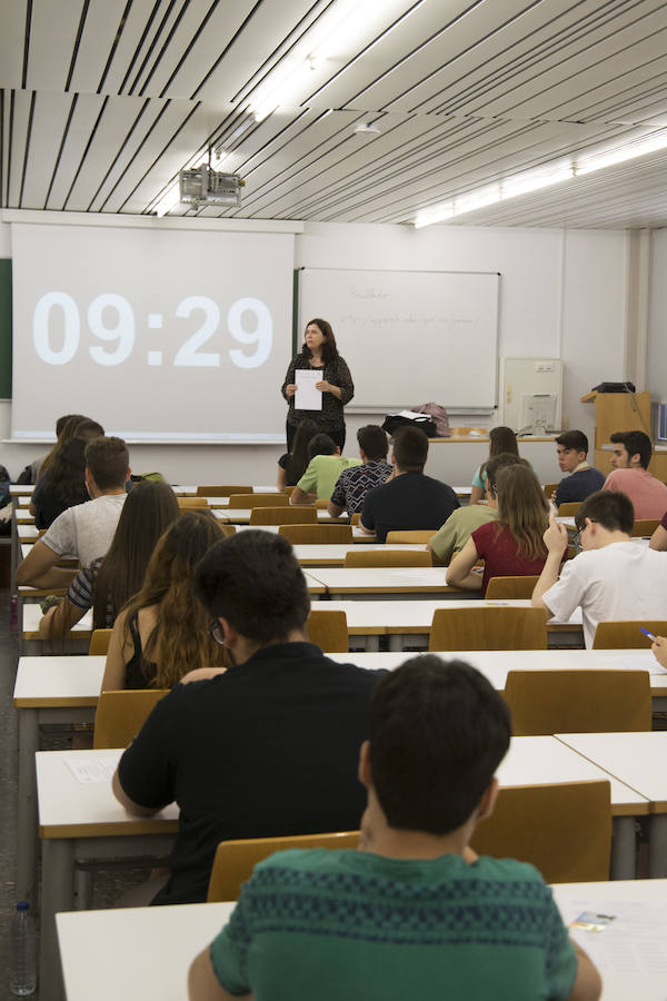 Fotos del inicio de las pruebas de acceso a la universidad en la Universitat Politècnica de València