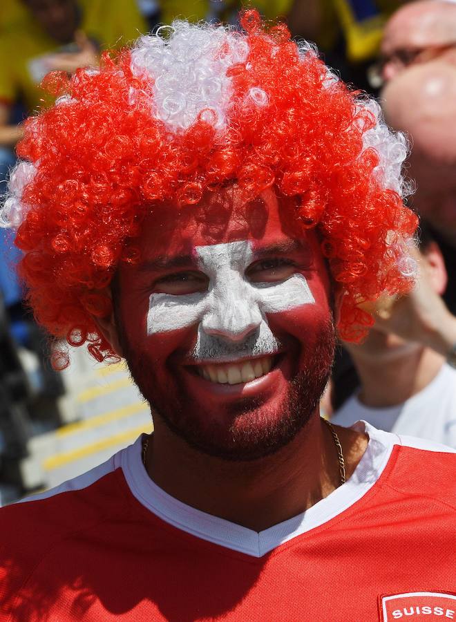 Fotos de las aficiones de Rumanía y Suiza