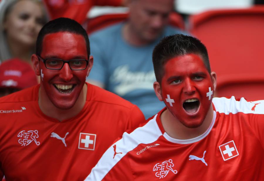 Fotos de las aficiones de Rumanía y Suiza