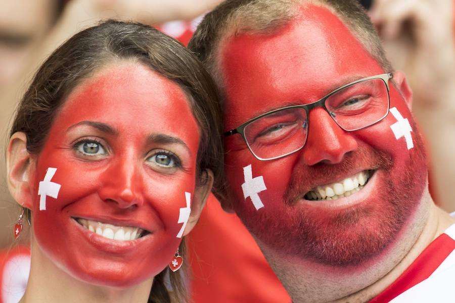 Fotos de las aficiones de Rumanía y Suiza