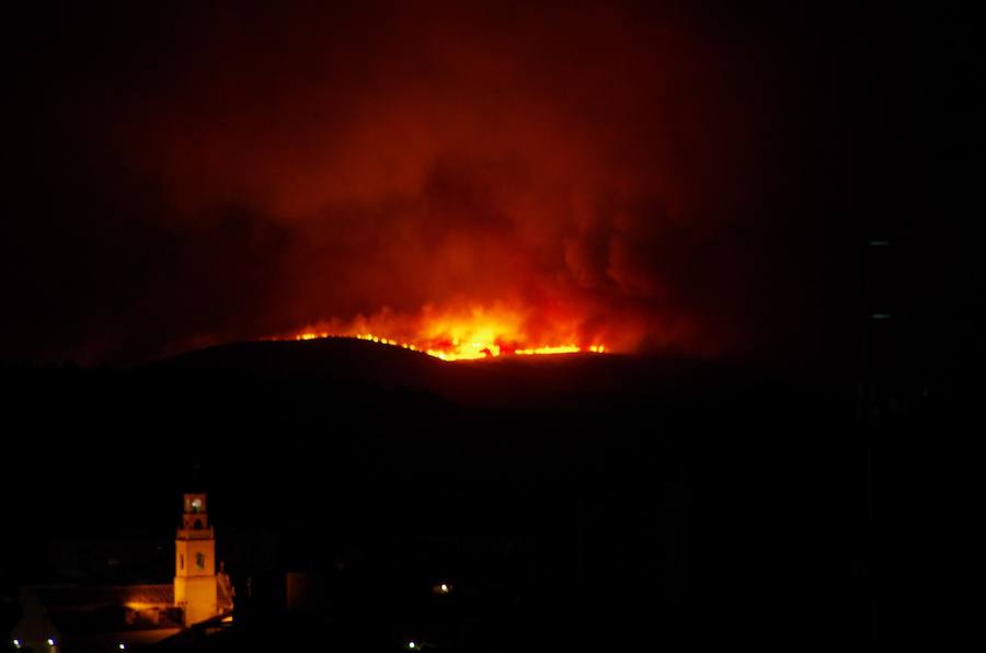 Fotos del incendio en Bolbaite, Chella, Anna, Cotes y Sellent