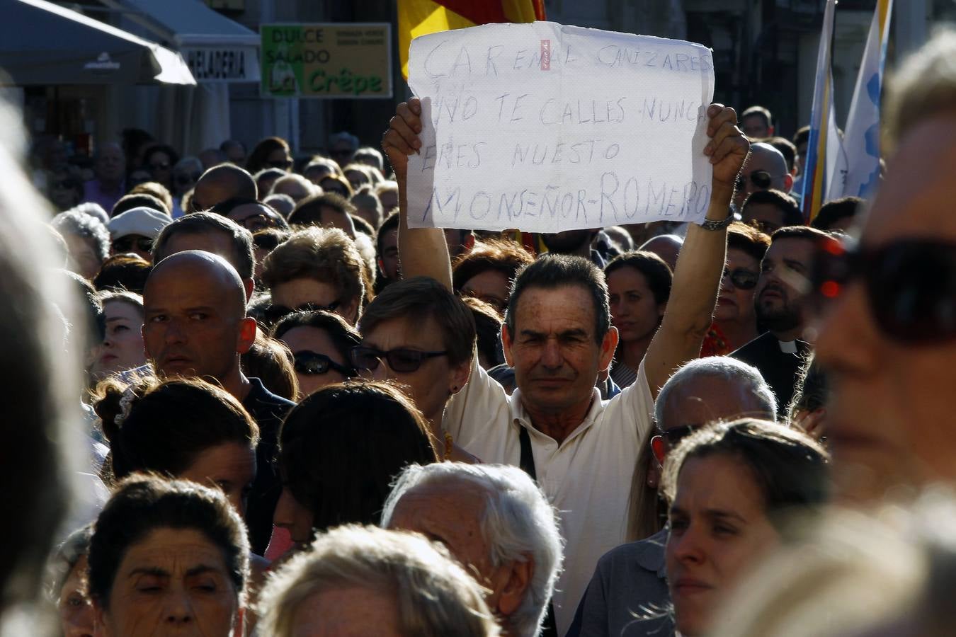 Fotos del apoyo masivo de los valencianos al acto de desagravio a la Mare de Déu