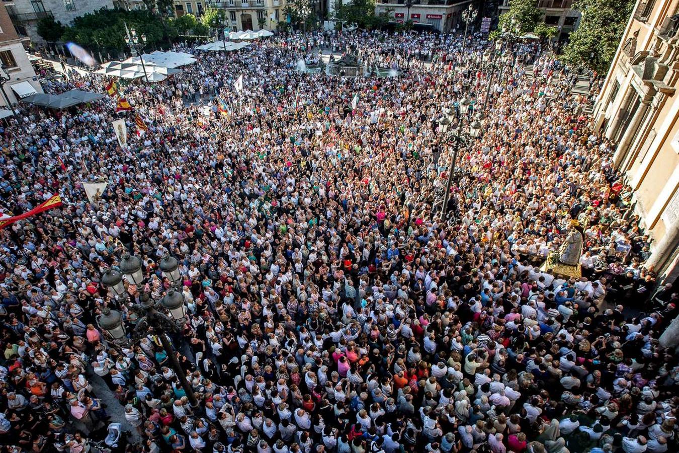 Fotos del apoyo masivo de los valencianos al acto de desagravio a la Mare de Déu