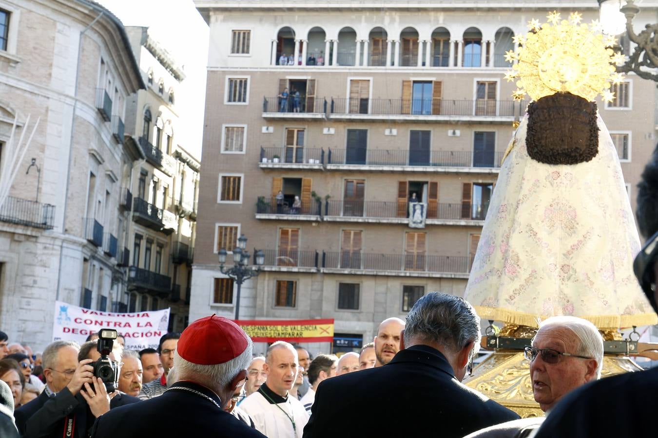 Fotos del apoyo masivo de los valencianos al acto de desagravio a la Mare de Déu