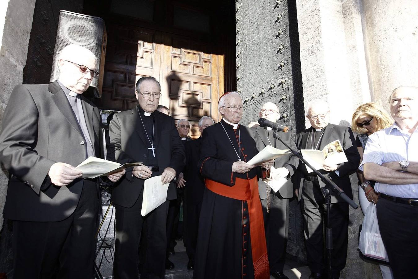 Fotos del apoyo masivo de los valencianos al acto de desagravio a la Mare de Déu