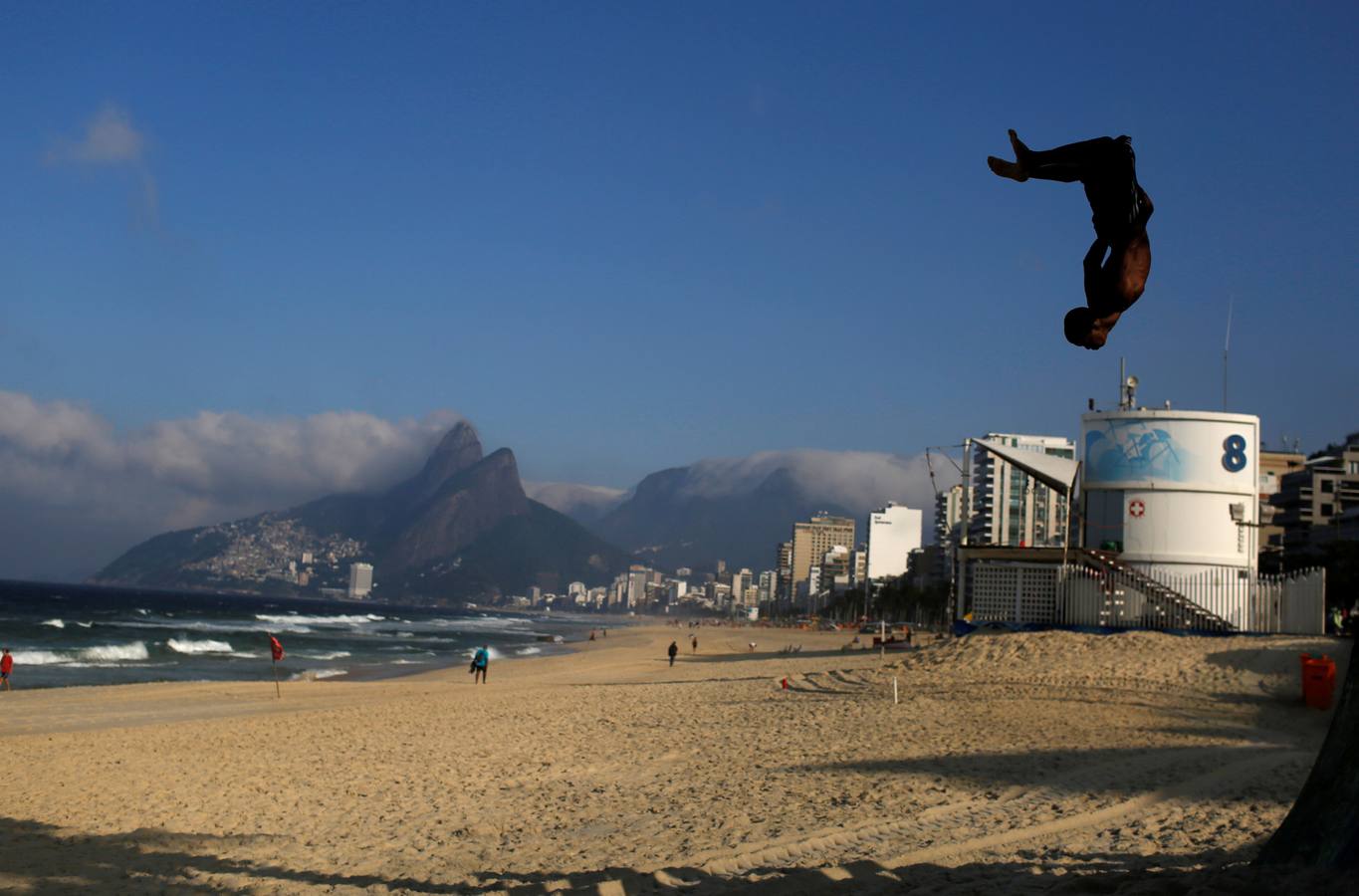 Parkour en Ipanema. Un joven, practicando 'parkour' en la playa de Ipanema, en Río de Janeiro.