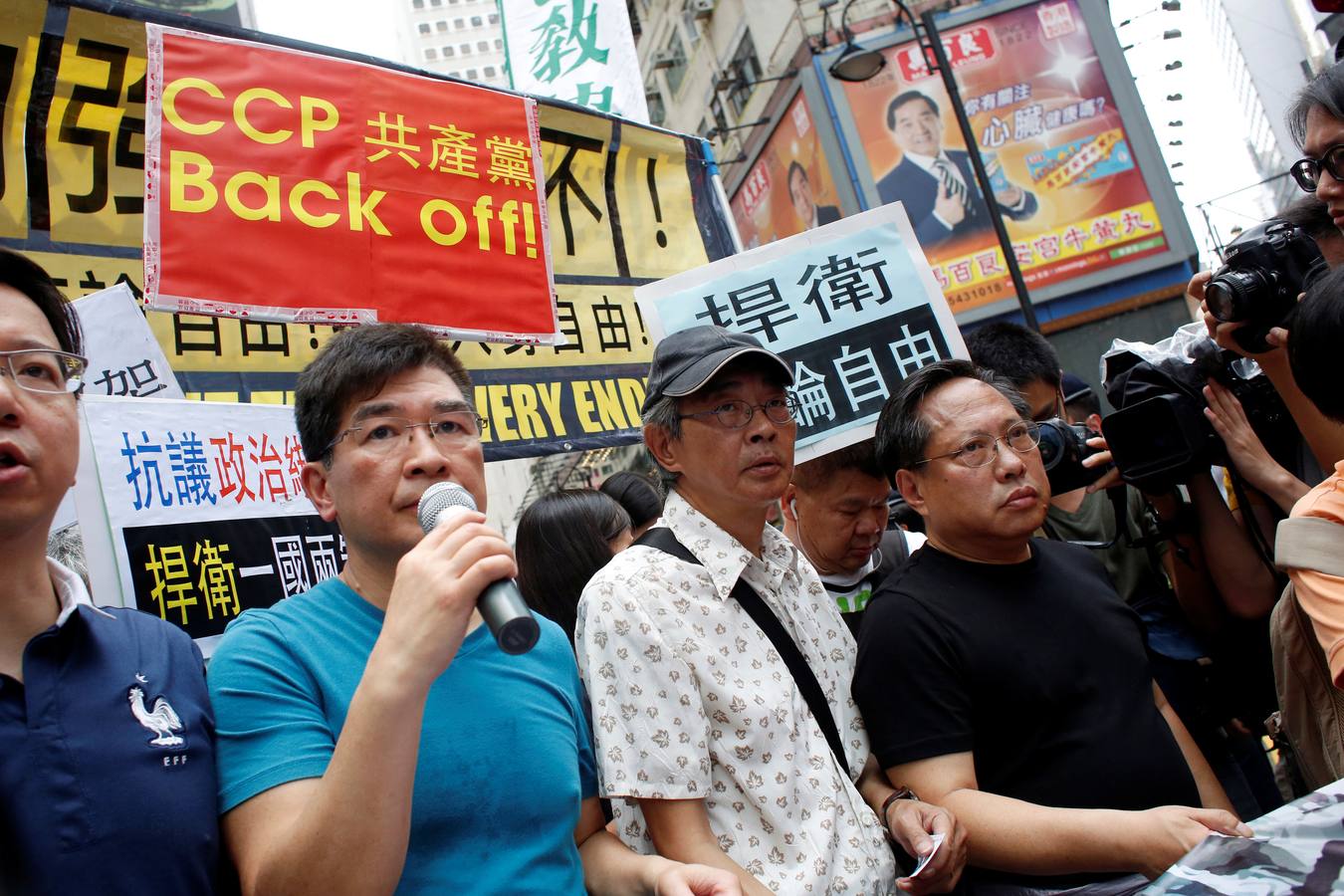 Cuando vender libros es peligroso. El librero Lam Wing-ke, en una protesta a favro de la democracia en Hong Kong, adonde pudo regresar desde el subcontinente Chino, después de su 'desaparición'.