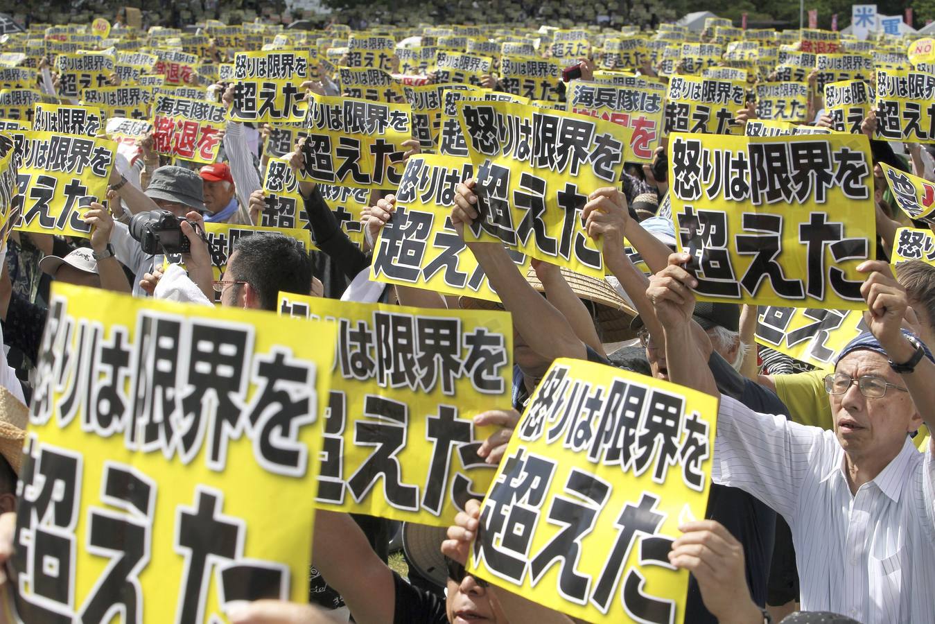 'Bases fuera' en Japón. Cerca de de 50.000 personas se manifiestan hoy 19 de junio de 2016 en la isla de Okinawa (sur de Japón) contra la presencia de bases militares estadounidenses y los recientes incidentes protagonizados por sus soldados. La protesta fue organizada tras la violación y el asesinato de una joven local presuntamente cometidos en abril por un exmarine, el más grave de los últimos sucesos en esta región con soldados estadounidenses implicados y que ha reavivado el rechazo de la población local contra la presencia militar de Washington.