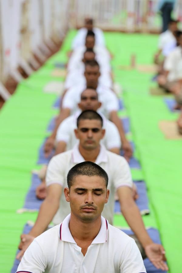 Día Internacional del Yoga. Miembros de la policía de Sashastra Seema Bal practican yoga en las calles de Bhopal, India hoy 19 de junio de 2016 para preparase para el Día Internacional del yoga el próximo 21 de junio.